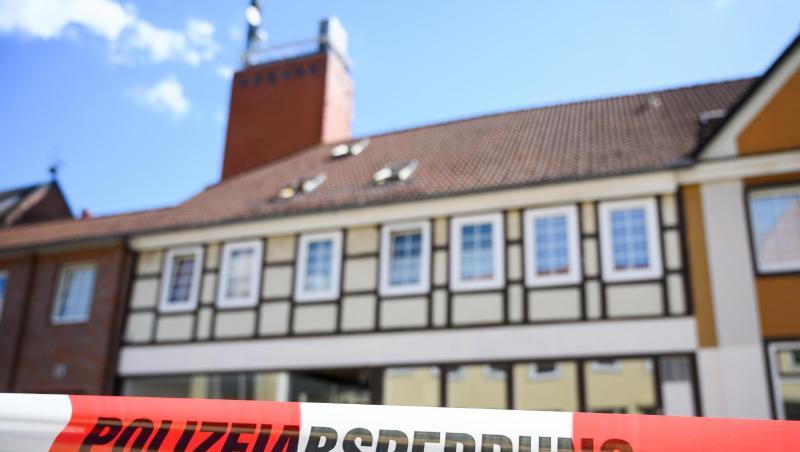 Ein Absperrband der Polizei vor einem Haus in Wittingen. Hier wurden zwei der Leichen gefunden. Ein Absperrband der Polizei vor einem Haus in Wittingen. Hier wurden zwei der Leichen gefunden.