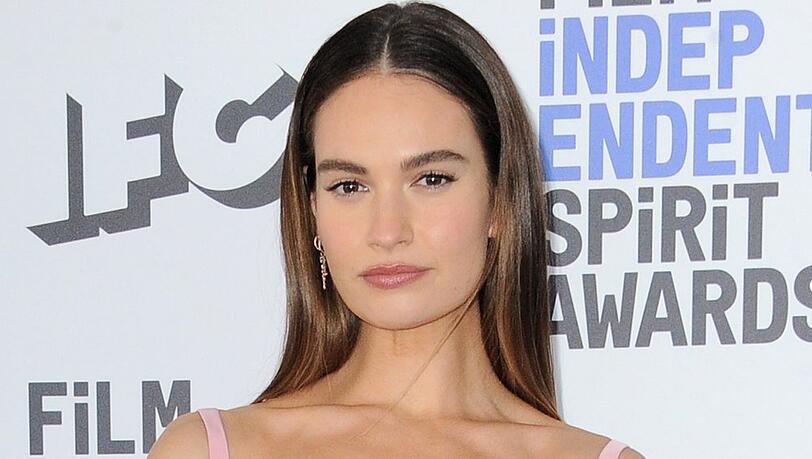 Schauspielerin Lily James trägt den angesagten Farbtrend Riviera-Brünett.