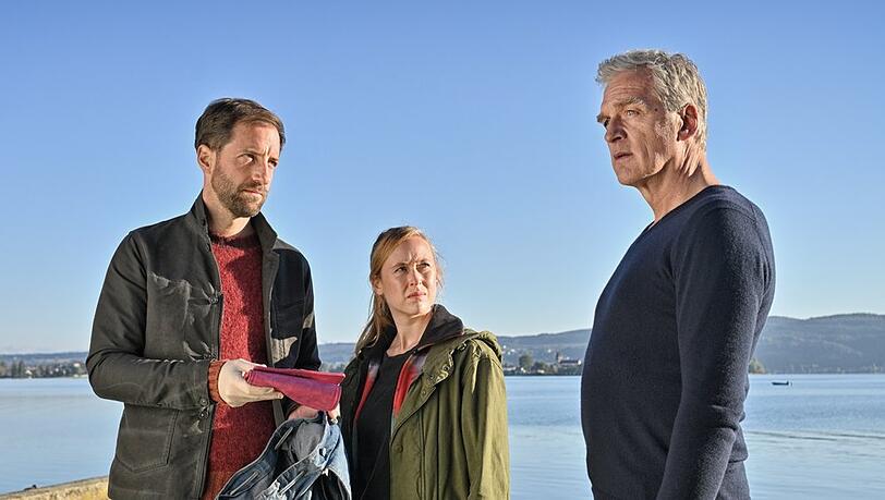 "Der Kommissar und der See: Liebeswahn": Robert Anders (Walter Sittler, r.) gerät in den Fokus der Ermittlungen der jungen Polizeikommissarin Annika Wagner (Nurit Hirschfeld, M.) und deren Kollegen Martin Keller (Dominik Maringer, l.).