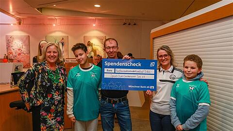 Vorstandsvorsitzende der Münchner Bank eG, Sandra Bindler (links), überreichte die Schecks an die Gewinnervereine. Die Fußballtrainer Herbert Bauer und Antje Dorn vom Sport-Club Lerchenauer See hatten zwei ihrer jugendlichen Spieler zur Preisverleihung mitgebracht: Colin und Finn (rechts).
