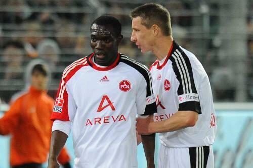 Die NürnbergerTorfabrik hat Ruh&rsquo;: Isaac Boakye (links) und Marek Mintal erzielten zusammen 21 der 45 Club-Treffer &ndash; jetzt brummen sie auf der Tribüne ihre Rot-Sperren ab.