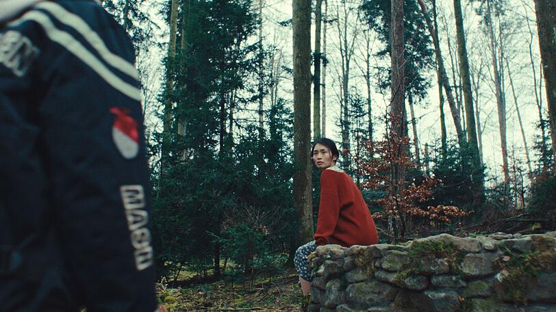Jessie (Elisa Hofmann, links) sieht ihre Mutter Yang (Linda Chang) als junge Frau am Brunen sitzen. Nur eine Erinnerng - oder eine schwer zu erklärende Vision? Jessie (Elisa Hofmann, links) sieht ihre Mutter Yang (Linda Chang) als junge Frau am Brunen sitzen. Nur eine Erinnerng - oder eine schwer zu erklärende Vision?