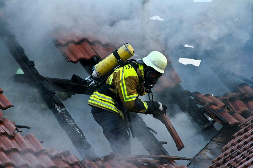 In den Flammen kamen mindestens acht Menschen ums Leben, darunter sieben Kinder. Die Bilder von den Löscharbeiten.