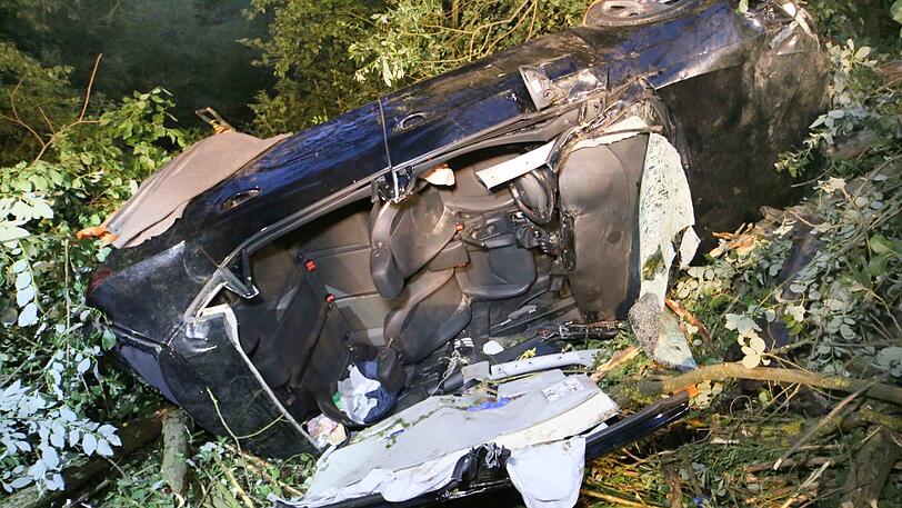 Schwierige Rettungsaktion: Drei junge Männer sind mit einem Auto in ein Waldstück gerast und mussten von der Feuerwehr befreit werden.
