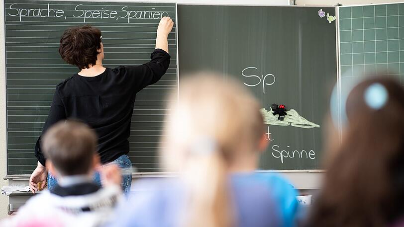 Laut einer Studie wird sich der Lehrermangel in Bayern in den nächsten Jahren verschärfen. (Symbolbild)