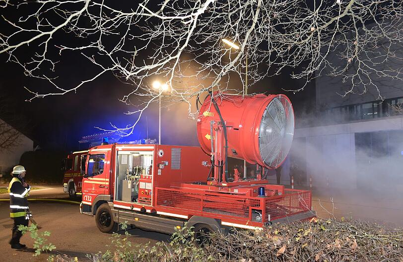 Feuerwehreinsatz in der Arno-Assmann-Straße. Unbekannte haben mehrere Autos in Brand gesetzt.