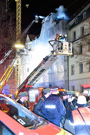 Bei dem Großbrand in Schwabing entsteht ein Millionenschaden. Die Feuerwehr ist mit 120 Mann vor Ort.
