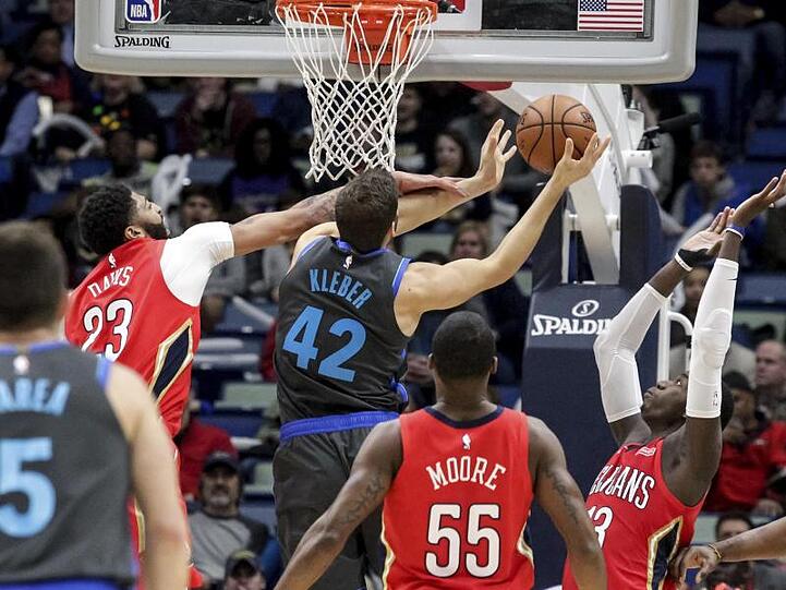 Maximilian Kleber (M) von den Dallas Mavericks geht im Spiel gegen die New Orleans Pelikans mit dem Ball zum Korb.