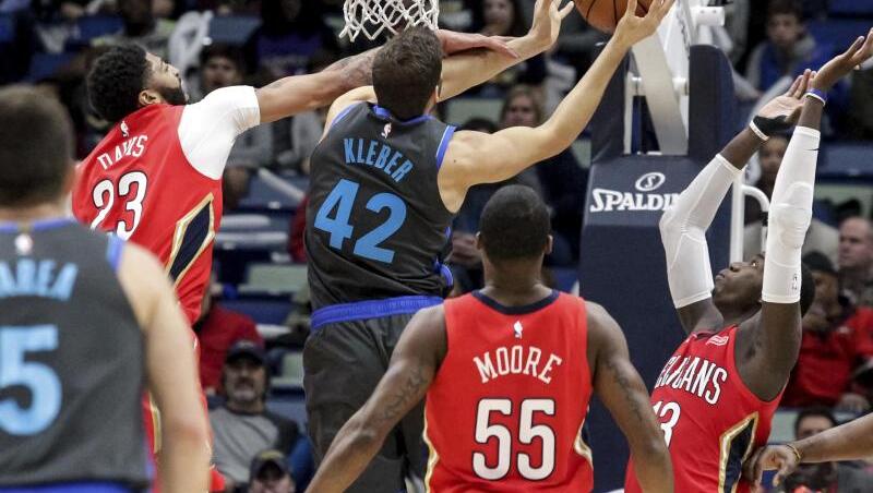 Maximilian Kleber (M) von den Dallas Mavericks geht im Spiel gegen die New Orleans Pelikans mit dem Ball zum Korb. Maximilian Kleber (M) von den Dallas Mavericks geht im Spiel gegen die New Orleans Pelikans mit dem Ball zum Korb.