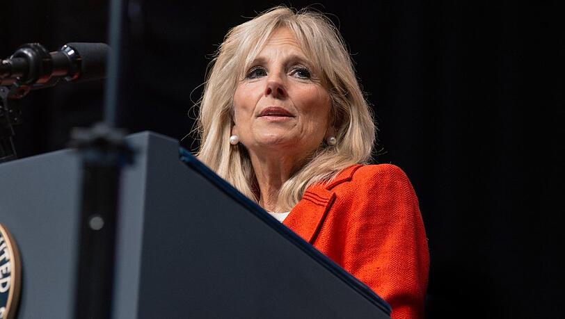 Eine Hautauffälligkeit über dem rechten Auge zwingt Jill Biden, die First Lady der USA, zu einer Gesichtsoperation.
