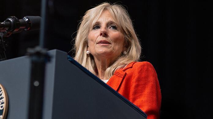 Eine Hautauffälligkeit über dem rechten Auge zwingt Jill Biden, die First Lady der USA, zu einer Gesichtsoperation.