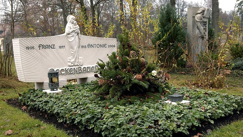 Auf dem Friedhof am Perlacher Forst haben auch die Eltern von Franz Beckenbauer ihre letzte Ruhe gefunden: Franz und Antonie Beckenbauer.
