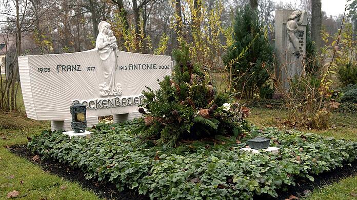 Auf dem Friedhof am Perlacher Forst haben auch die Eltern von Franz Beckenbauer ihre letzte Ruhe gefunden: Franz und Antonie Beckenbauer.