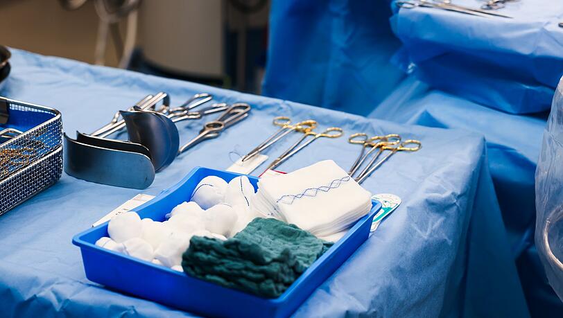 Der Medizinische Dienst stellte im vergangenen Jahr in rund 2700 Fällen fehlerbedingte Schäden nach Behanldungen fest.