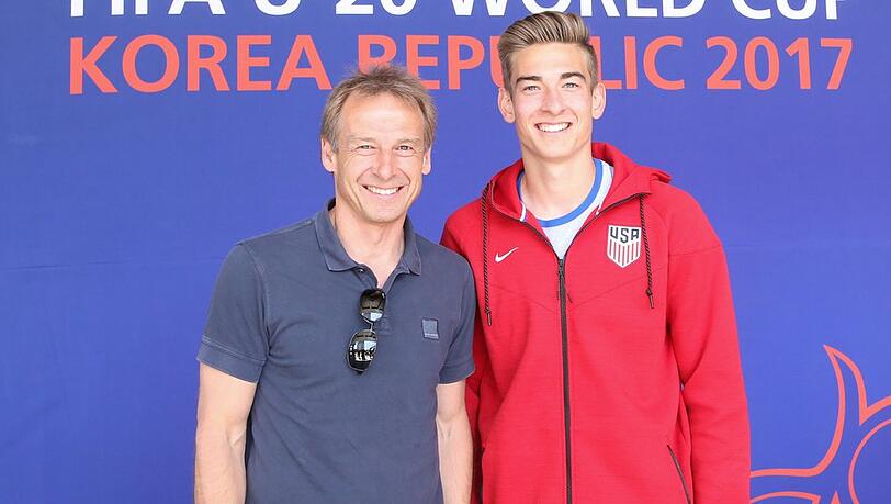 J&uuml;rgen Klinsmann und sein Sohn Jonathan begeistern sich beide f&uuml;r Fu&szlig;ball.