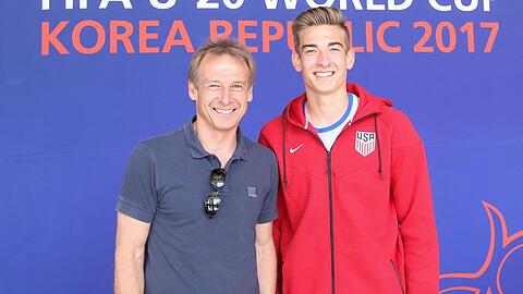 J&uuml;rgen Klinsmann und sein Sohn Jonathan begeistern sich beide f&uuml;r Fu&szlig;ball.