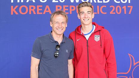 J&uuml;rgen Klinsmann und sein Sohn Jonathan begeistern sich beide f&uuml;r Fu&szlig;ball.
