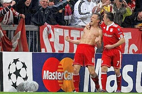 Ivica Olic, Matchwinner gegen Manchester &ndash; umarmt von Ribéry (r.), gefeiert von den Fans.