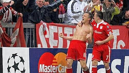 Ivica Olic, Matchwinner gegen Manchester – umarmt von Ribéry (r.), gefeiert von den Fans. Ivica Olic, Matchwinner gegen Manchester – umarmt von Ribéry (r.), gefeiert von den Fans.