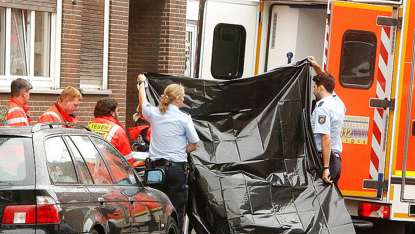 Eine 44 Jahre alte Frau hat am Montag in Düsseldorf ihre Tochter durch mehrere Schüsse schwer verletzt. Eine 44 Jahre alte Frau hat am Montag in Düsseldorf ihre Tochter durch mehrere Schüsse schwer verletzt.