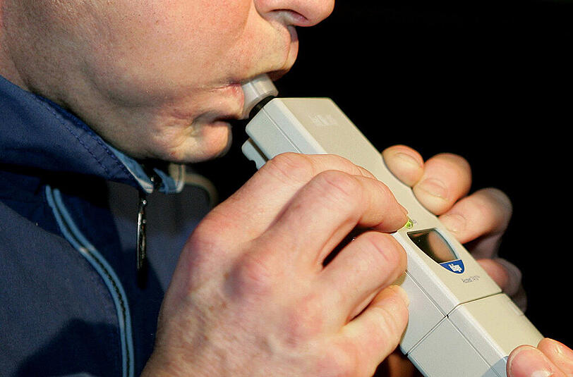 Ein Alkoholtest der Polizei ergab beim Unfallverursacher einen Wert von vier Promille. (Archivbild)