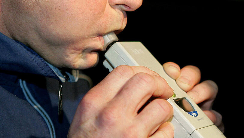Ein Alkoholtest der Polizei ergab beim Unfallverursacher einen Wert von vier Promille. (Archivbild) Ein Alkoholtest der Polizei ergab beim Unfallverursacher einen Wert von vier Promille. (Archivbild)