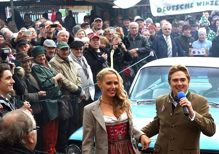 Prinzenpaar 2014 mit Lisa I. (Wörschhauser) und Alexander II. (de Brenco) am Viktualienmarkt München stellt sich vor, Narrhalla feiert 11.11.2013 das neue Paar.