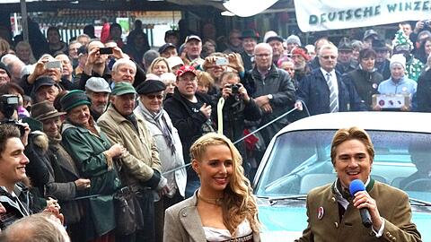 Prinzenpaar 2014 mit Lisa I. (Wörschhauser) und Alexander II. (de Brenco) am Viktualienmarkt München stellt sich vor, Narrhalla feiert 11.11.2013 das neue Paar.