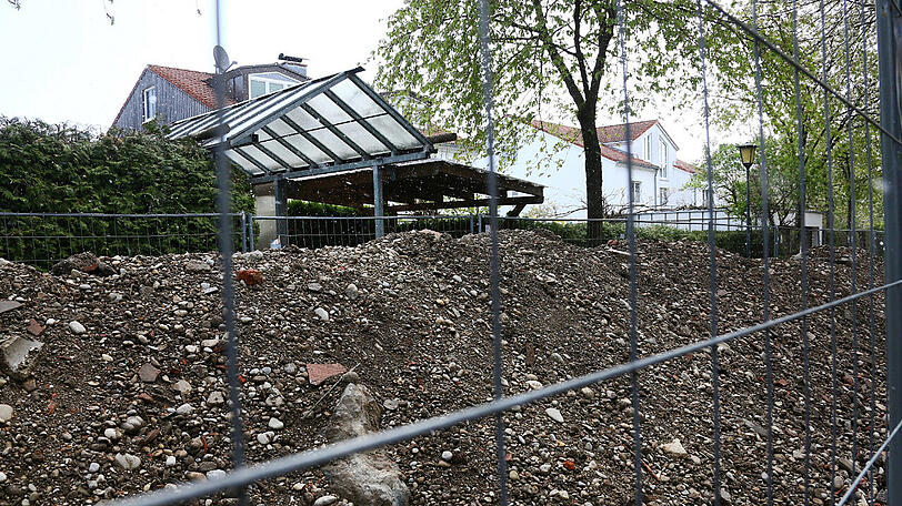 Nach den Ausgrabungen des Sprengstoffs in Freimann liegt jede Menge Schutt auf der Straße.
