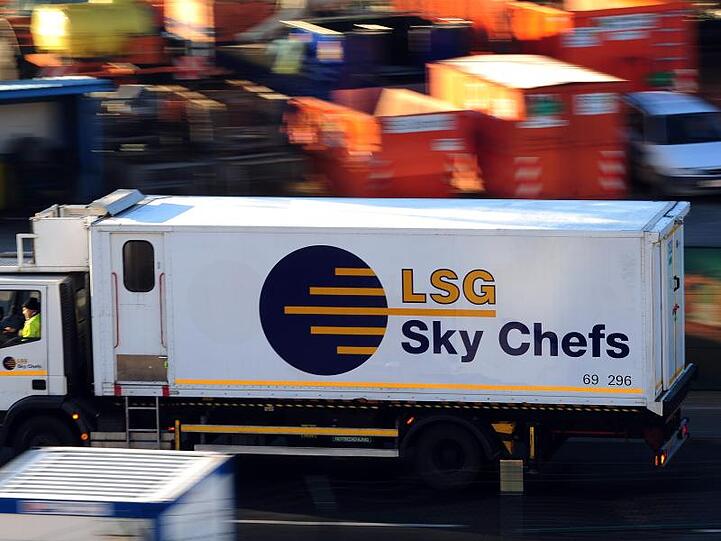 Ein Fahrzeug der LSG Sky Chefs fährt über das Betriebsgelände am Flughafen Frankfurt.