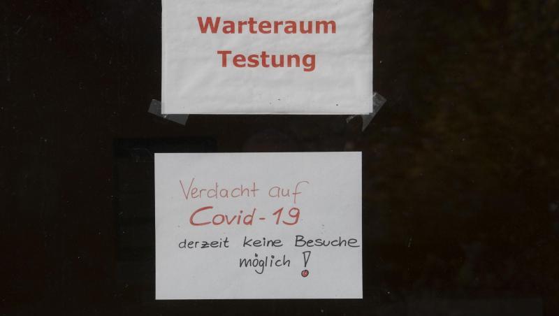 "Warteraum Testung" und "Verdacht auf Covid-19 derzeit keine Besuche möglich!" steht auf Zetteln an einer Scheibe in dem Seniorenheim, in dem es zum Corona-Ausbruch gekommen ist.