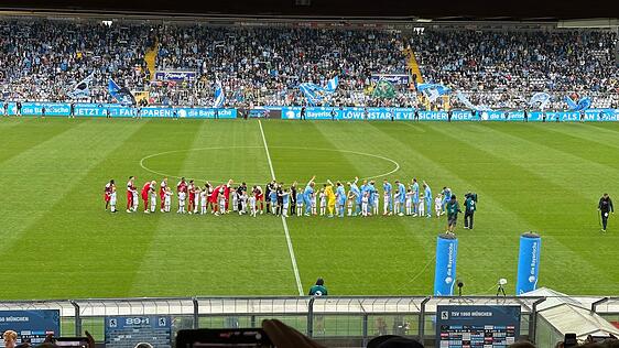 Die Teams stehen vor Anpfiff bereit