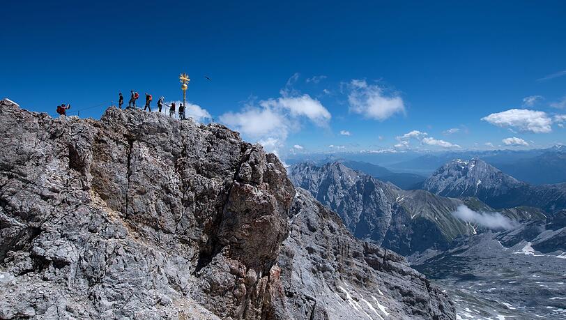 Die Zugspitze bekommt ein zweites Gipfelkreuz - aus Sicherheitsgründen. (Archivfoto)