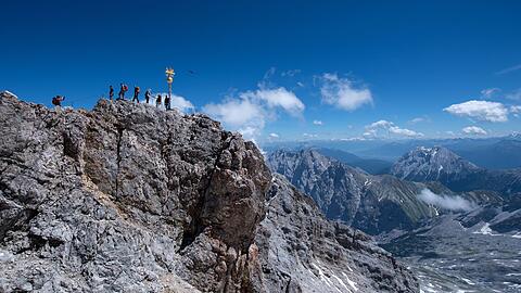 Die Zugspitze bekommt ein zweites Gipfelkreuz - aus Sicherheitsgründen. (Archivfoto)