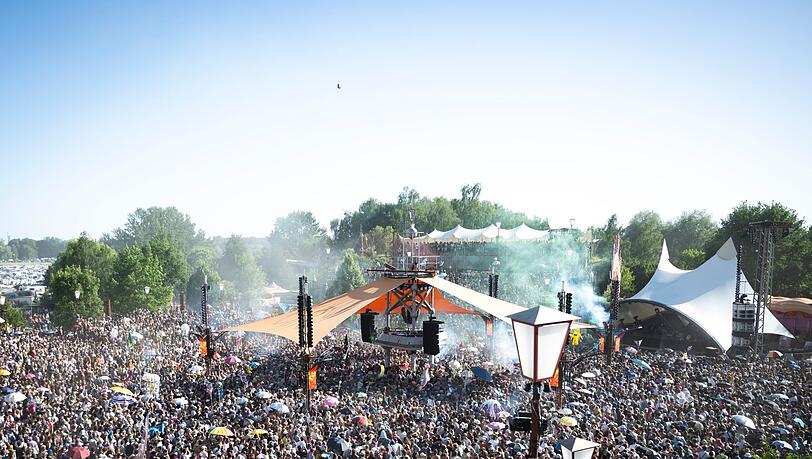 Die Er&ouml;ffnung der Turmb&uuml;hne auf dem Fusion-Festival.