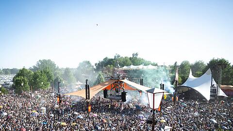 Die Er&ouml;ffnung der Turmb&uuml;hne auf dem Fusion-Festival.
