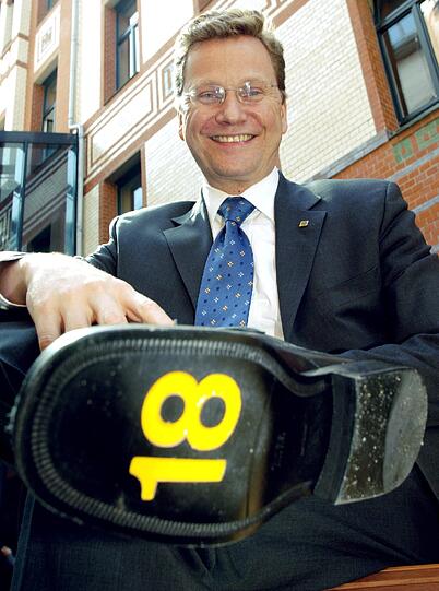 Einsatz bis zu letzten Stiefelkante: Westerwelle wirbt für das "Projekt 18" auf unkonventionelle Weise. Das Ziel: 18 Prozent der Zweitstimmen für die FDP.