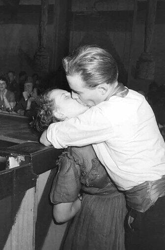 Sieht aus wie ein Partybild aus dem Jahr 2013: Ein Paar knutscht am Fasching 1953 wild herum.