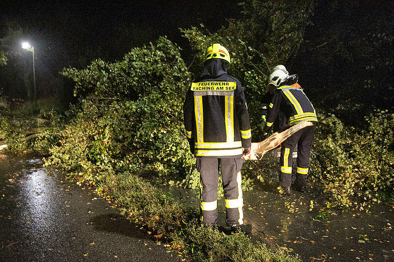 Die Feuerwehr in Bayern hatte mit zahlreichen umgestürzten Bäumen zu kämpfen. Teilweise wurden die Bäume mit Unterstützung der Landwirte von den Straßen geräumt.