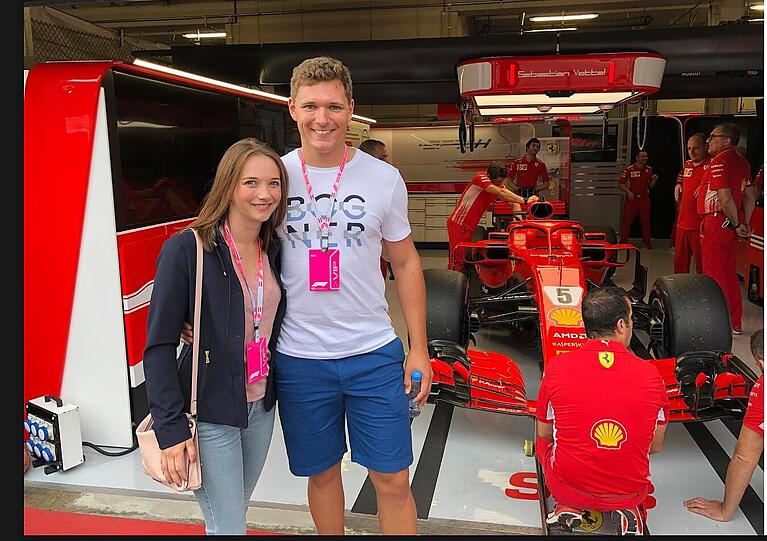 Zu Besuch in der Ferrari-Box: Dreßen mit Freundin Birgit bei der Formel 1 in Spielberg.