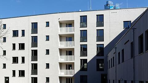 Der Innenhof an der Brantstraße - rechts oben sind Nistkästen in der Fassade integriert.