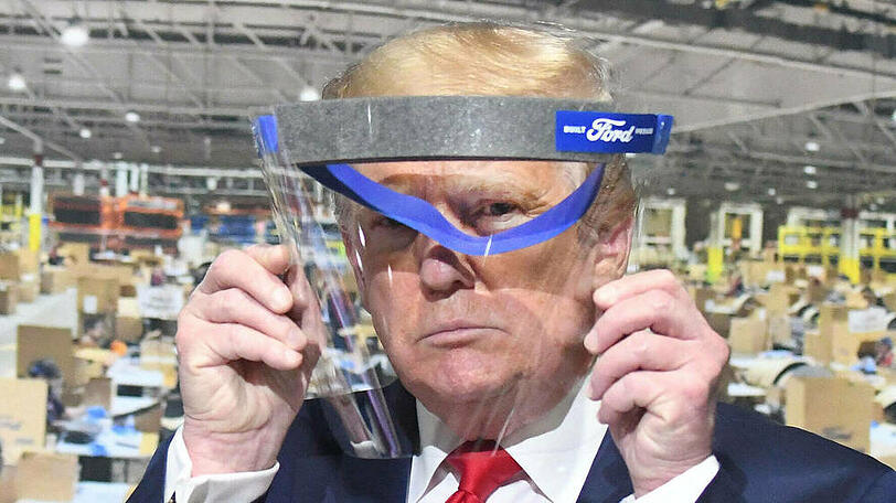Donald Trump mit einer Ford-Maske beim Besuch eines Werks in Michigan.