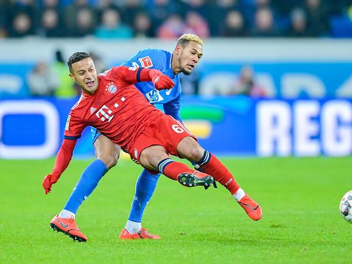 Münchens Thiago (vorne) und Hoffenheims Joelinton Cassio Apolinario de Lira im Zweikampf um den Ball. Foto: Hasan Bratic