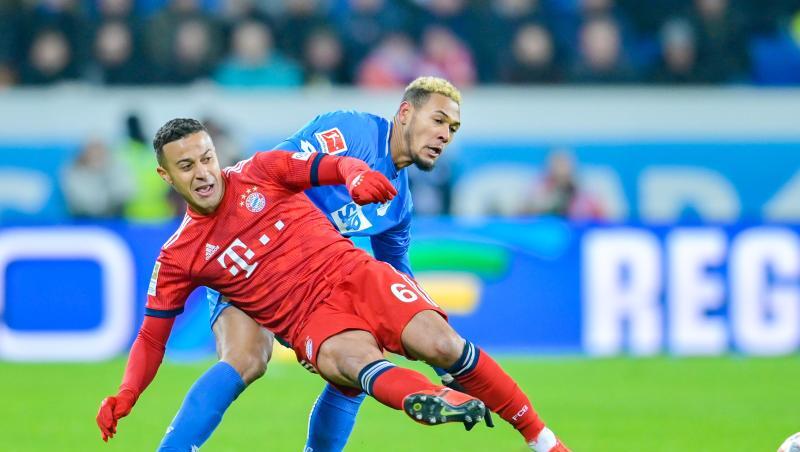 Münchens Thiago (vorne) und Hoffenheims Joelinton Cassio Apolinario de Lira im Zweikampf um den Ball. Foto: Hasan Bratic Münchens Thiago (vorne) und Hoffenheims Joelinton Cassio Apolinario de Lira im Zweikampf um den Ball. Foto: Hasan Bratic