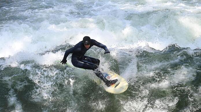 Eine neue Surfwelle wie die Eisbachwelle wird es in München wohl so schnell nicht geben. (Archivbild)