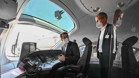 Bundesverkehrsminister Andreas Scheuer (l) und Tobias Fischer, Leiter Technik Fahrzeuge der Deutschen Bahn AG, in einem dieselbetriebenen ICE-Testzug.