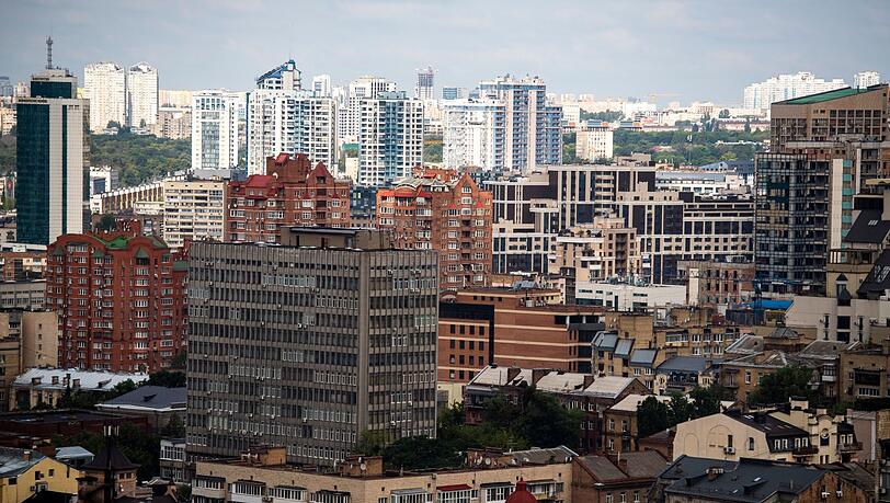 Blick von einem Hotel aus auf die Stadt Kiew.