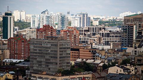 Blick von einem Hotel aus auf die Stadt Kiew.