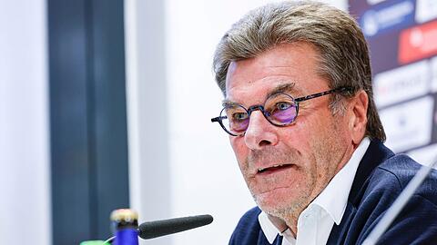 Der Nürnberger Sportvorstand Dieter Hecking spricht ins Mikrofon.