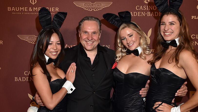 Florian Boitin posiert mit Playboy Bunnies. Florian Boitin posiert mit Playboy Bunnies.